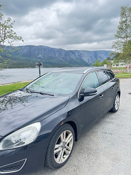 Volvo V60 2 of 5