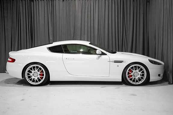 Aston Martin DB9 4 of 5