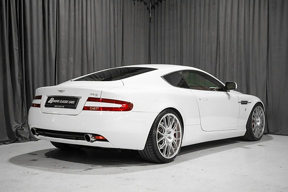 Aston Martin DB9 2 of 5