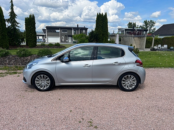 Peugeot 208 2 of 5