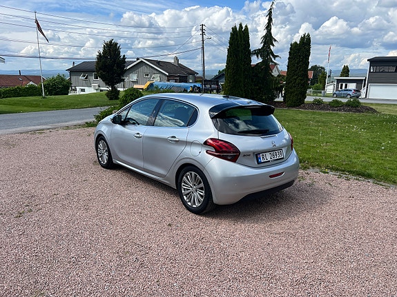 Peugeot 208 3 of 5