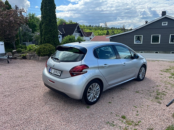 Peugeot 208 4 of 5