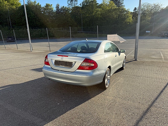 Mercedes-Benz CLK220 7 of 27