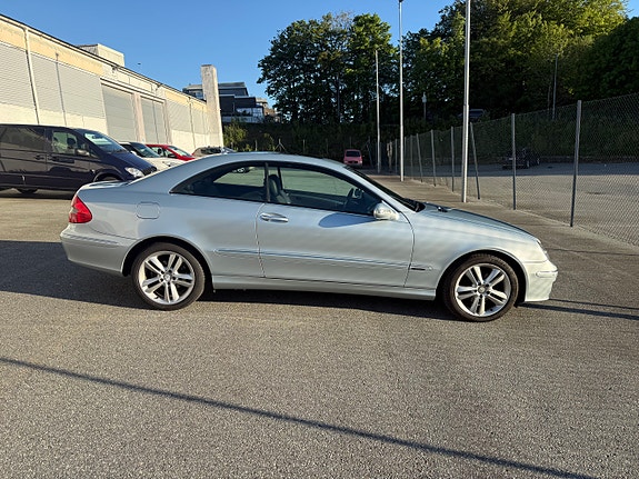 Mercedes-Benz CLK220 5 of 27