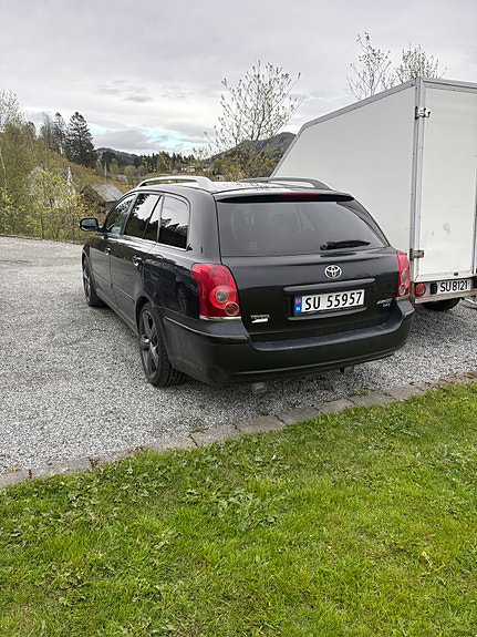Toyota Avensis 2 of 5