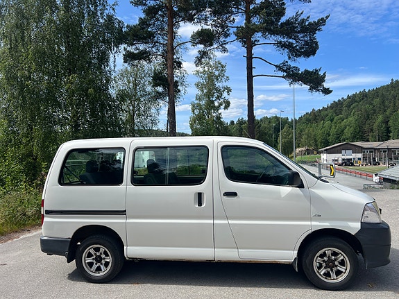 Toyota HiAce 4 of 5