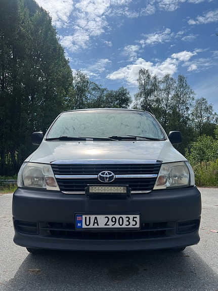 Toyota HiAce 2 of 5