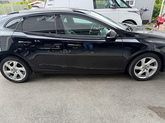 Volvo V40 Cross Country 2 of 5