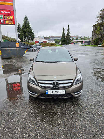 Mercedes-Benz B180 2 of 30