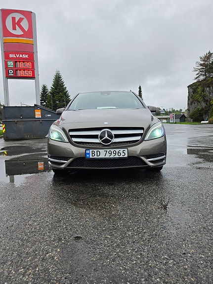 Mercedes-Benz B180 5 of 30
