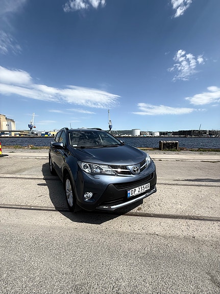 Toyota RAV4 2 of 5