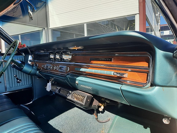 Pontiac Bonneville 13 of 30