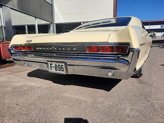 Pontiac Bonneville 4 of 5