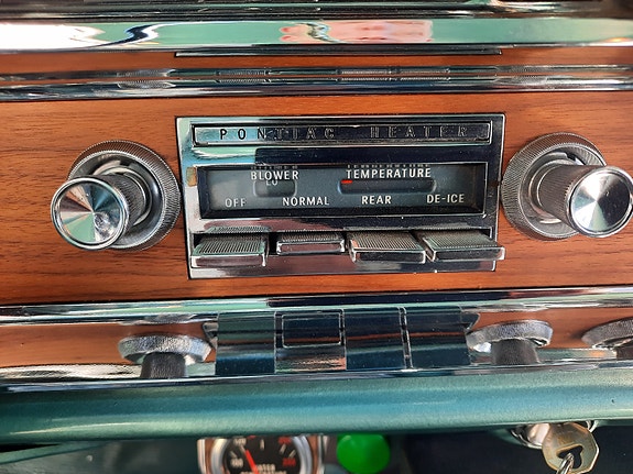 Pontiac Bonneville 22 of 30
