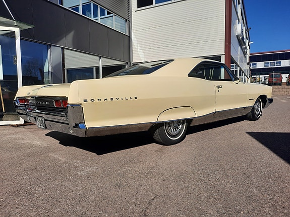 Pontiac Bonneville 3 of 5