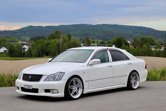 Toyota Crown 2 of 5