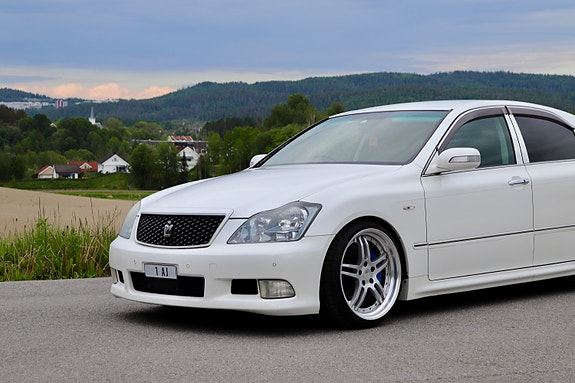 Toyota Crown 3 of 5