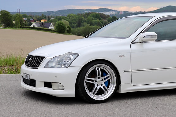 Toyota Crown 4 of 5