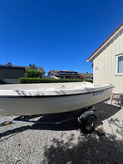 Lite brukt Karmøy Sport med motor og båthenger – klar for sjøsetting 4 of 5