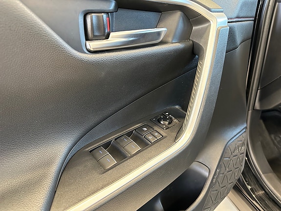 Toyota RAV4 Plug-in Hybrid 23 of 30