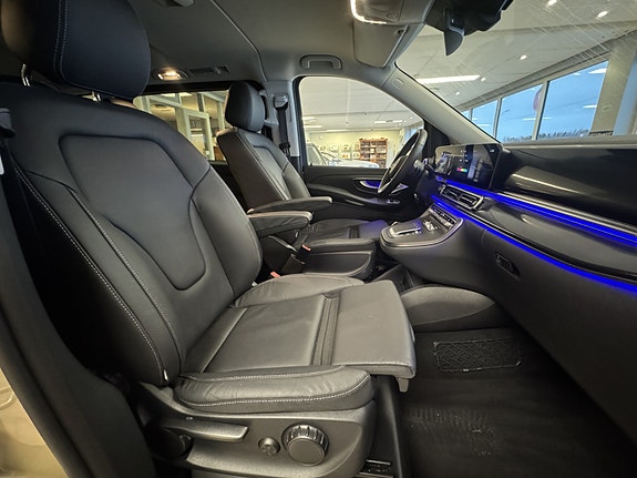 Mercedes-Benz EQV300 3 of 30