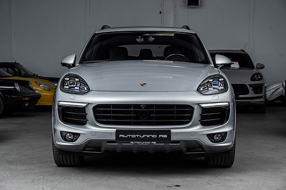 Porsche Cayenne 3 of 5