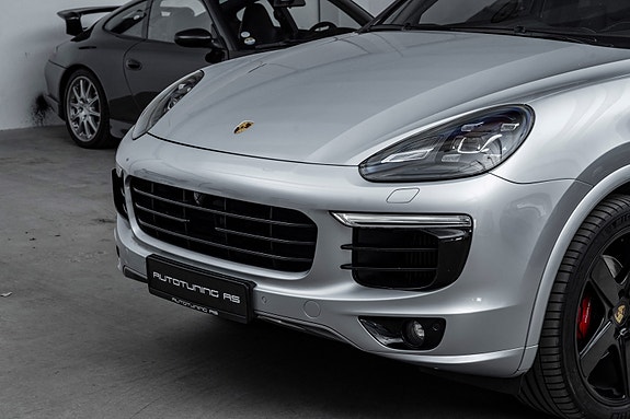 Porsche Cayenne 2 of 5