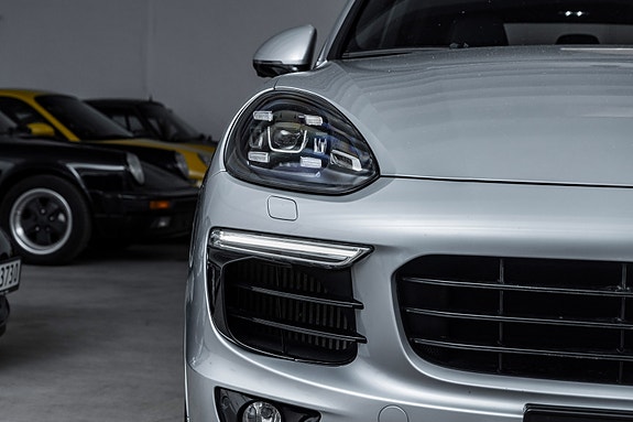 Porsche Cayenne 4 of 5