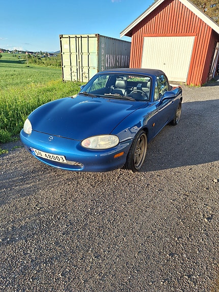 Mazda MX-5 2 of 5