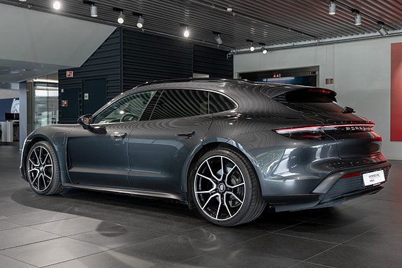 Porsche Taycan Sport Turismo 3 of 5