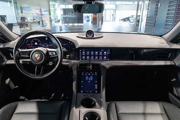 Porsche Taycan Sport Turismo 23 of 30