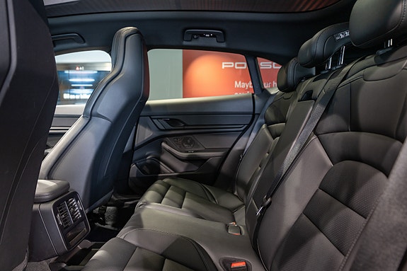 Porsche Taycan Sport Turismo 26 of 30