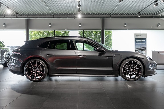 Porsche Taycan Sport Turismo 6 of 30