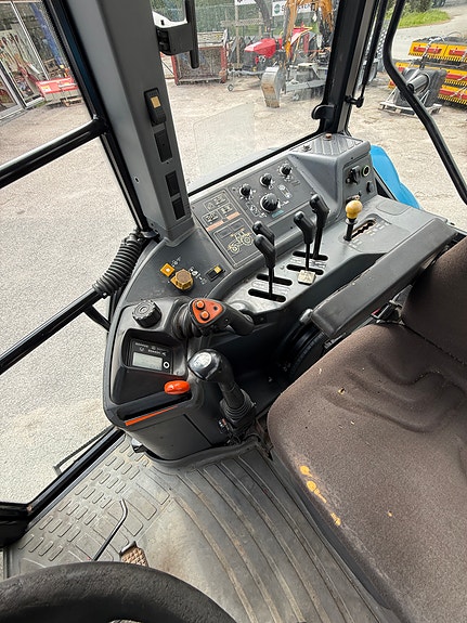 New Holland 8160 18 of 26