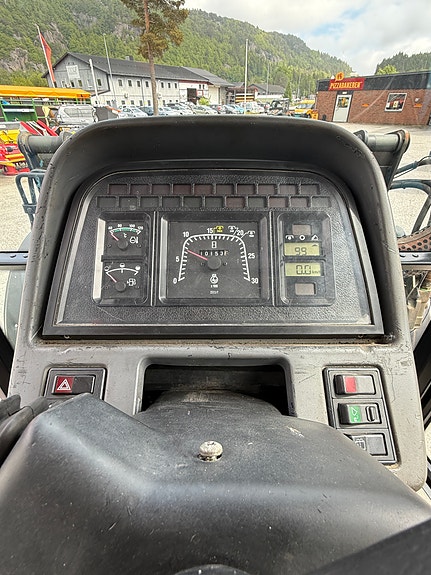 New Holland 8160 14 of 26