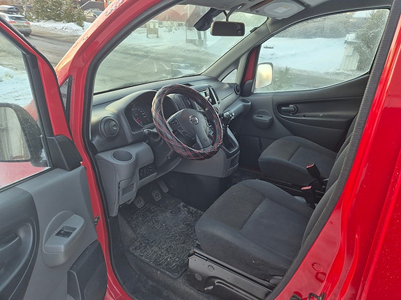 Nissan NV200 7 of 17