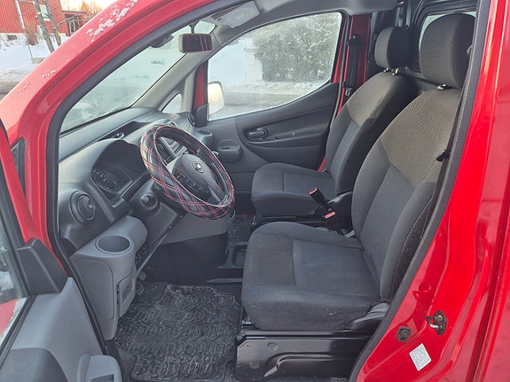 Nissan NV200 8 of 17