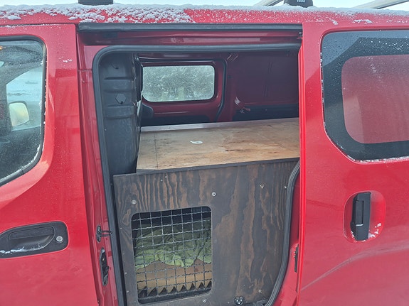 Nissan NV200 10 of 17