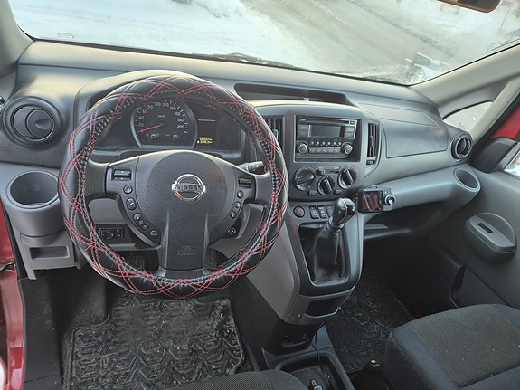 Nissan NV200 9 of 17
