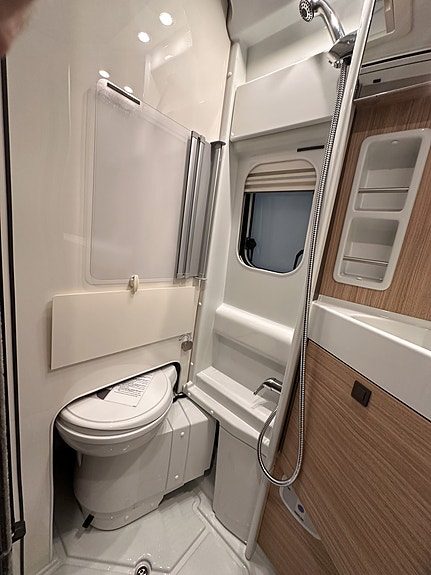 Malibu first class – two rooms GT skyview 640 LE RB, 180 HK, Automat, 4.0 tonn 19 of 30