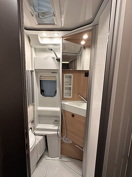 Malibu first class – two rooms GT skyview 640 LE RB, 180 HK, Automat, 4.0 tonn 21 of 30
