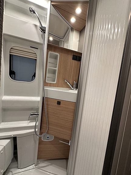 Malibu first class – two rooms GT skyview 640 LE RB, 180 HK, Automat, 4.0 tonn 18 of 30