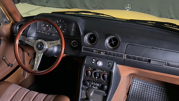 Mercedes-Benz 230 16 of 20