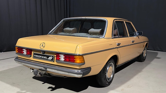 Mercedes-Benz 230 3 of 5