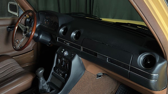 Mercedes-Benz 230 15 of 20