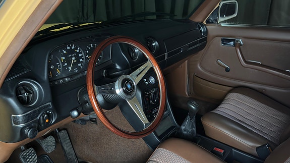 Mercedes-Benz 230 11 of 20