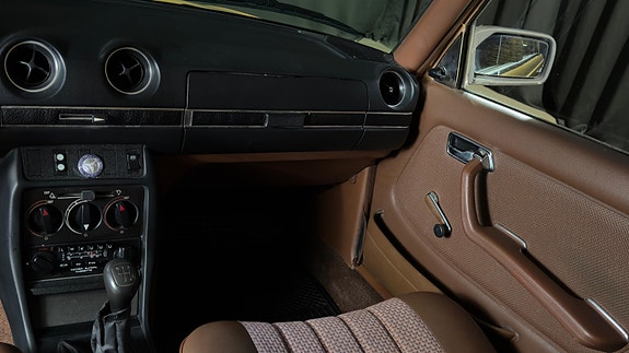 Mercedes-Benz 230 13 of 20