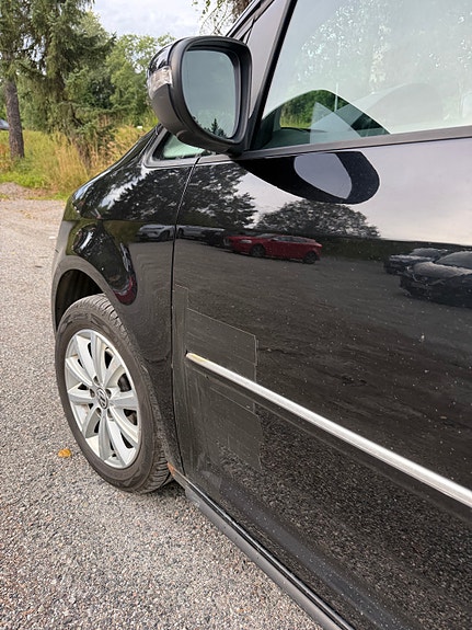 Volkswagen Touran 3 of 6
