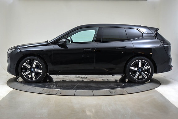BMW iX 2 of 5