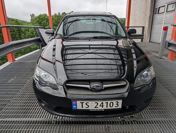 Subaru Legacy 2 of 5